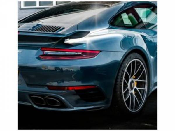 Rennen Porsche 911 Turbo S 992 gegen Ferrari F8 Spider